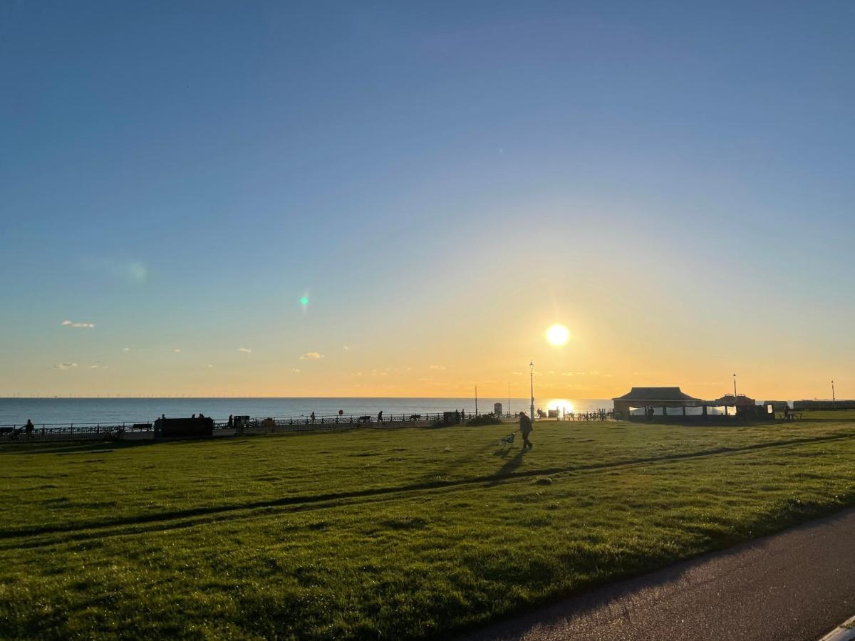 Beautiful, Central, 3 Min Walk From Beach, 2 King Doubles Brighton Екстериор снимка